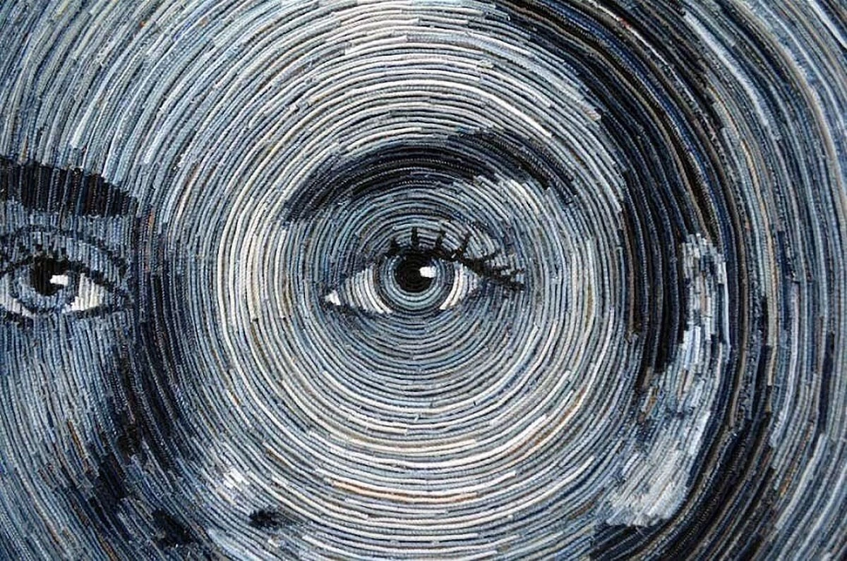 Arte detalhada de Deniz Sağdıç com um olho humano, trabalhada com padrões circulares de jeans.