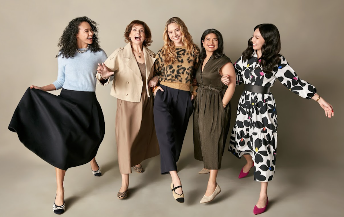 Cinco mujeres que muestran diversos estilos de moda, incluido el calzado sostenible de Vivaia, irradiando confianza y alegría.