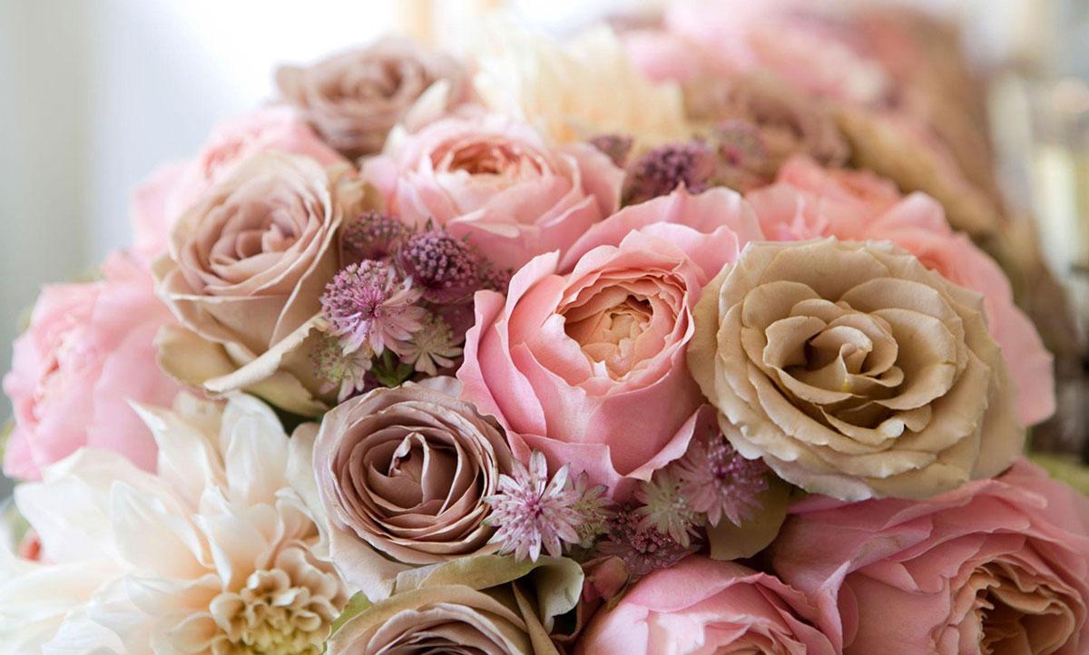 Bouquet of pink and beige roses.