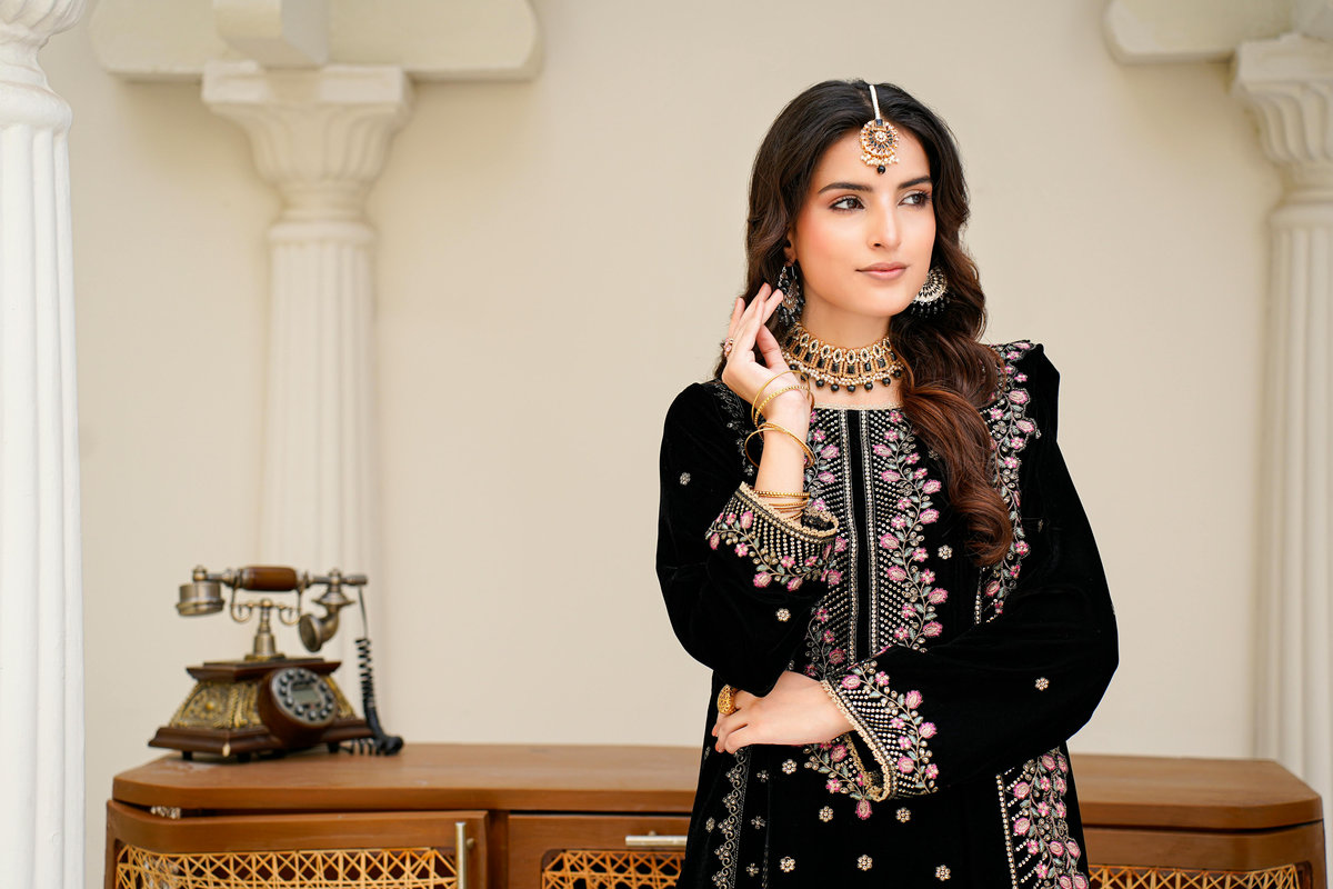Woman wearing traditional Indian gold jewellery including maang tikka, statement necklace, and hand ornaments showcasing cultural craftsmanship
